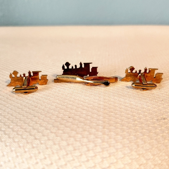 3pc Hickok Train Tie Clip and Cufflinks Signed Gold Tone Vintage Cuff Link Set - Picture 4 of 5